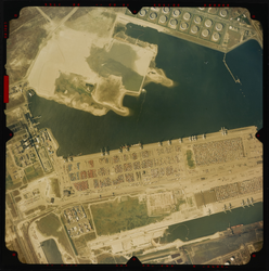 2004-1034 Verticale luchtopname van de Maasvlakte in Rotterdam met in het midden het industriegebied bij de Europahaven ...