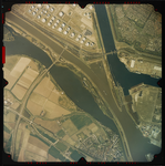 2004-1035 Verticale luchtopname van het Hartelkanaal, met daaroverheen de Harmsenbrug met naar onderen de Brielsebrug ...