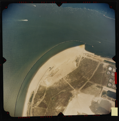 2004-1036 Verticale luchtopname van de Maasvlakte, met het strand en de Noordzee, met rechts enkele olietankers.