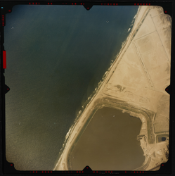 2004-1045 Verticale luchtopname van de Maasvlakte en daaronder de Slufter, in het midden het strand langs de kustlijn, ...