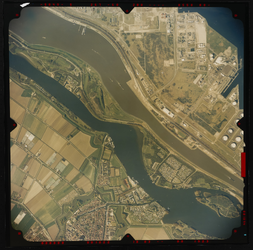 2004-1047 Verticale luchtopname van het Hartelkanaal met bovenaan het industriegebied Europoort, daaronder het ...