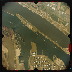 2004-1049 Verticale luchtopname van een gedeelte van het industriegebied Europoort, met links onderaan de Dintelhaven, ...