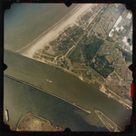 2004-1051 Verticale luchtopname met Hoek van Holland me bovenaan links de duinen en de Noordzee. In het midden rivier ...