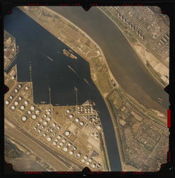 2004-1053 Verticale luchtopname van het Europoortgebied met petrochemische industrie (links) bij de 7e Petroleumhaven, ...