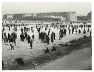 II-99-02 Overzicht vanaf de Rotterdamsedijk in Schiedam van de polder Oud-Mathenesse, waar mensen schaatsen. Op de ...