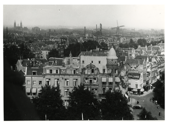 III-148-05 Overzicht vanaf het Witte huis van de Spaansekade met het hotel Weimar en omgeving. Op de achtergrond in de ...