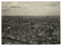 III-148-2 Overzicht vanaf de toren van de Sint-Laurenskerk van de omgeving van de Binnenrotte en de Botersloot, met op ...