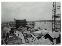 III-150-4 Overzicht vanaf de schoorsteen van de Gasfabriek Feijenoord van de Pesoonshaven en de Nieuwe Maas. Op de ...