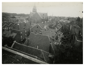 III-152-01 Overzicht vanaf de Grote schouwburg van het stadsdeel Cool met de Westerkerk aan de Kruiskade en omgeving.