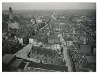 III-156-01-2 Overzicht vanaf de Sint-Laurenskerk van de omgeving van de Delftsevaart (links) en de Lange Torenstraat ...