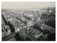 III-156-01-4 Overzicht vanaf de Sint-Laurenskerk van de Kaasmarkt, links, met het stadhuis, parallel daaraan de ...