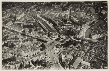III-168-03-2 Luchtfoto van het Hofplein met het station met omgeving. Op de voorgrond een gedeelte van de Coolsingel ...