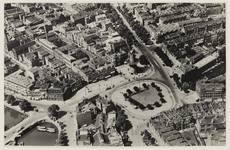 III-168-03-3 Luchtfoto van het Oostplein en omgeving, met molen de Noord, en naar achteren de Goudsesingel. Links de ...