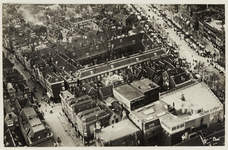 III-168-03-35 Luchtfoto van de Goudsesingel met markt (rechts) en de Bredestraat (links). In het midden het ...