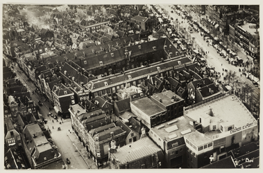 III-168-03-35 Luchtfoto van de Goudsesingel met markt (rechts) en de Bredestraat (links). In het midden het ...