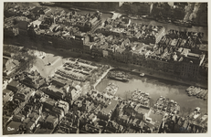 III-168-03-41 Luchtopname van de Blaak (water) en links het Beursplein. In het midden woningen aan de Wijnstraat, en op ...