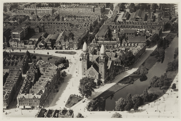 III-168-03-55 Luchtfoto van de Koninginnekerk en omgeving aan de Boezemsingel, met rechts de Slachthuiskade en de ...
