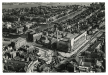 III-168-03-5a Luchtopname van de omgeving van warenhuis de Bijenkorf aan de Schiedamse Vest en de Schiedamsesingel. Op ...