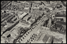 III-168-03-8 Luchtfoto van de Coolsingel met het stadhuis, en het politiebureau aan het Doelwater en het Haagseveer. Op ...