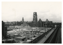 III-191-02 Overzicht vanaf het spoorviaduct, ter hoogte van het Beursstation, van de verwoeste Sint-Laurenskerk en ...