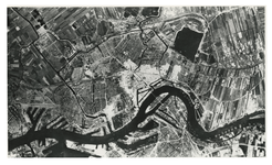 III-231-00-01 Luchtopname van de door de Duitsers gebombardeerde binnenstad van Rotterdam en omgeving, met het ...