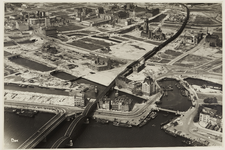 III-251-04-7 Luchtfoto van de binnenstad, met op de voorgrond rechts de omgeving van de Oosterkade, de Oudehaven, en ...