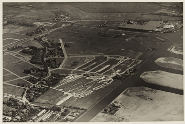 III-297 Luchtfoto van Overschie en omgeving, met rechts de insteekhavens langs de Delfshavense Schie in de Spaanse ...
