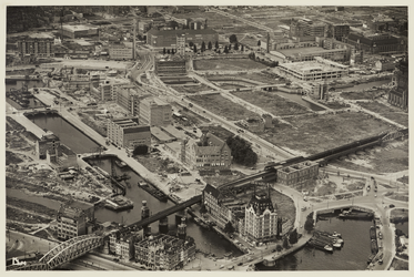 III-301 Luchtfoto van de herbouw van de binnenstad tussen de Boompjes en de Coolsingel, met op de voorgrond de ...