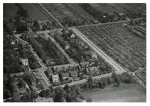 III-309 Luchtopname van woningen in het gebied bij de Groene Wetering vooraan, rechts de Laan van Woudenstein, in het ...