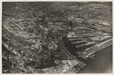 III-335 Luchtfoto van de binnenstad en omgeving, met op de voorgrond links de Zalmhaven en het Vasteland, en verderop ...