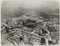 III-348-02-1 Luchtfoto van de binnenstad van Rotterdam, met op de voorgrond de Oosterkade en het Havenziekenhuis aan ...