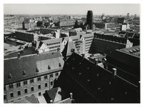 III-364-1 Overzicht vanaf de stadhuistoren van een gedeelte van het stadhuis op de voorgrond, en de bouw van het ...