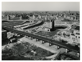 III-365-1 Overzicht van de Binnenrotte met het spoorviaduct en omgeving. In het midden bouwwerkzaamheden aan de Meent ...