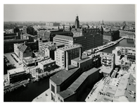 III-365-2 Overzicht vanaf de Sint-Laurenskerk van de Delftsevaart en het gebouw voor de Stadsverwarming, midden de ...