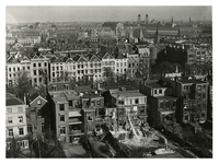 III-403-3 Overzicht vanaf Museum Boijmans van de omgeving van de Westersingel met gevels van huizen op de voorgrond en ...