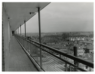 III-407 Overzicht vanaf de balustrade van de flat aan de Delfshavenseweg van Overschie, met op de achtergrond de ...