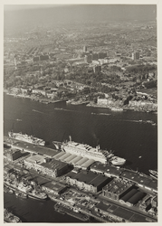 III-517 Luchtopname van de Nieuwe Maas, en op de voorgrond Wilhelminakade met het schip de SS Rotterdam aan de kade, en ...