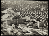 III-589 Luchtfoto van het westelijk stadsdeel, met op de voorgrond het Dijkzigt Ziekenhuis bij de Wytemaweg en de ...