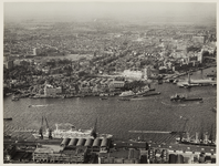 III-591 Luchtopname van de binnenstad en het westelijk deel van Rotterdam, met op de voorgrond de terreinen van de ...