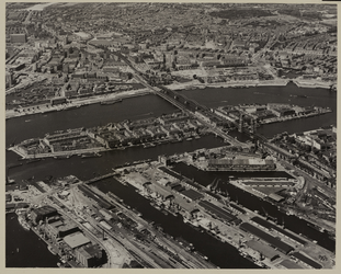 III-610 Luchtopname van Rotterdam, met op de voorgrond links een gedeelte van de Rijnhaven, in het midden de ...