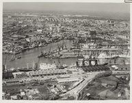 III-638-01 Luchtfoto van de Merwehaven en omgeving, met op de voorgrond bedrijfspanden aan de Galileïstraat. Op de ...