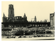 IV-343-6 Overzicht vanaf de Stadhuissteeg van de Sint-Laurenskerk en de Kaasmarkt. In het midden het spoorviaduct en op ...