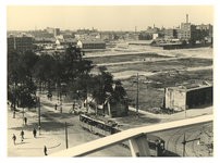 IV-343-74 Overzicht vanaf molen 'De Noord' aan het Oostplein van de Goudsesingel (links) en de Boezemsingel (rechts). ...