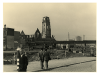 IV-343-8 Zicht op de Sint-Laurenskerk en omgeving vanaf de Goudsesingel, bij de hoek van de Heerenstraat, met in het ...