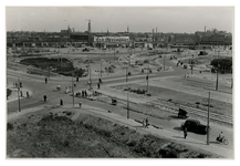 IX-1343-01-2 Overzicht van het Hofplein met op de achtergrond het Station Hofplein en het Hofpleinviaduct, links op de ...