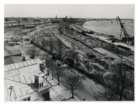 IX-1850-00-02 Overzicht vanaf het Havenziekenhuis van de Maasboulevard in aanleg op het terrein van het spoorwegcomplex ...