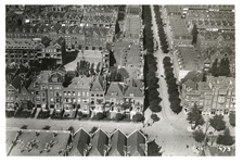 IX-1897 Luchtopname van een gedeelte van de Mathenesserlaan, en in het midden de Gerrit Jan Mulderstraat in het ...