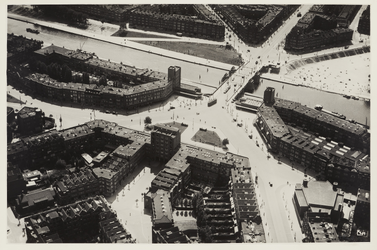 IX-1916-01 Luchtopname van het Mathenesserplein en omgeving, met links de Mathenesserlaan in de wijk Nieuwe Westen. Op ...