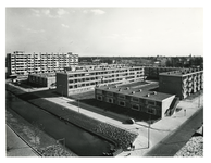 IX-1963-00-00-15 Overzicht van de Meidoornsingel en omgeving, op de hoek van de Adrianalaan (rechts) in de wijk ...