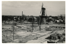 IX-2257-03 Overzicht van het lege gebied bij Oostplein met molen De Noord, en op de voorgrond de Nieuwehaven, in het ...